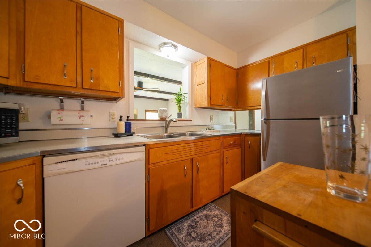424 Lockerbie Road Shelbyville, IN 46176 - Photo 13 of 39