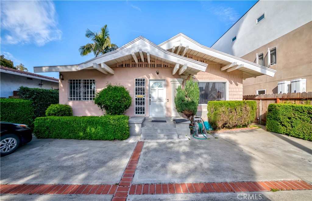 957 North St Andrews Pl