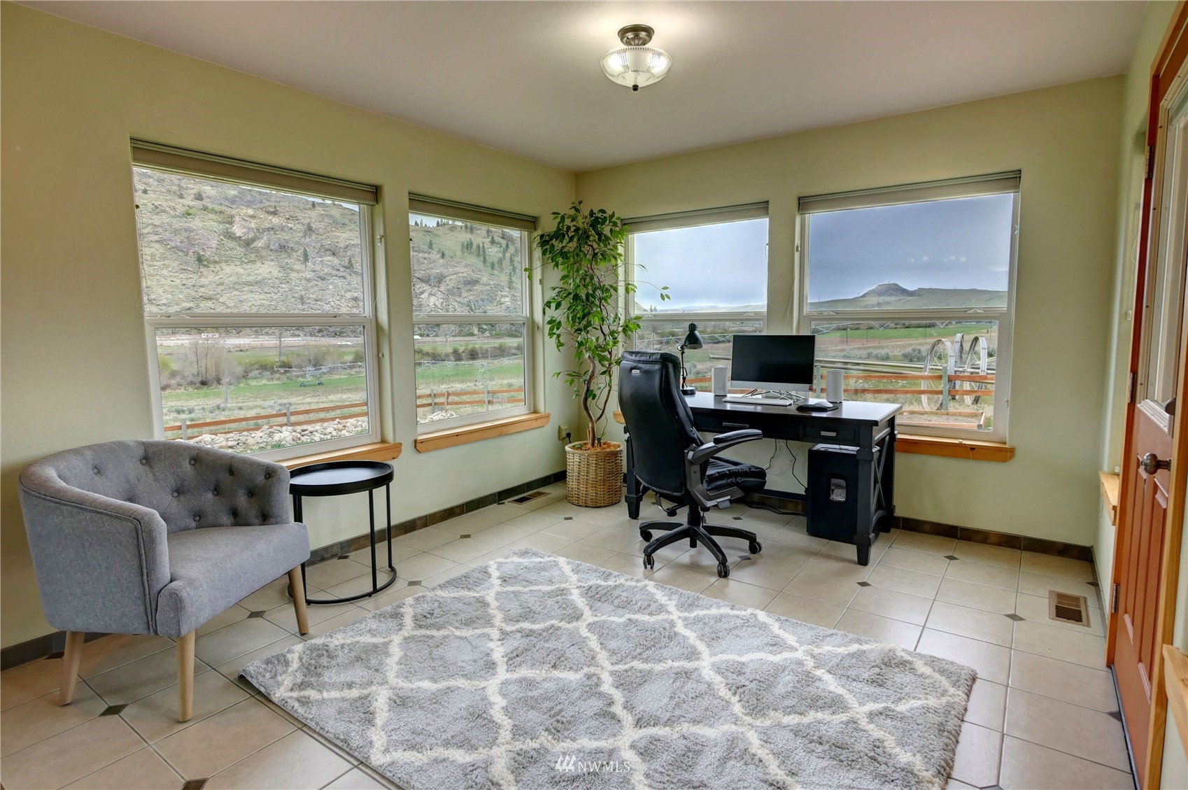 196 Pharr Road Riverside, WA 98849 - Photo 20 of 40 a workspace with furniture and a window
