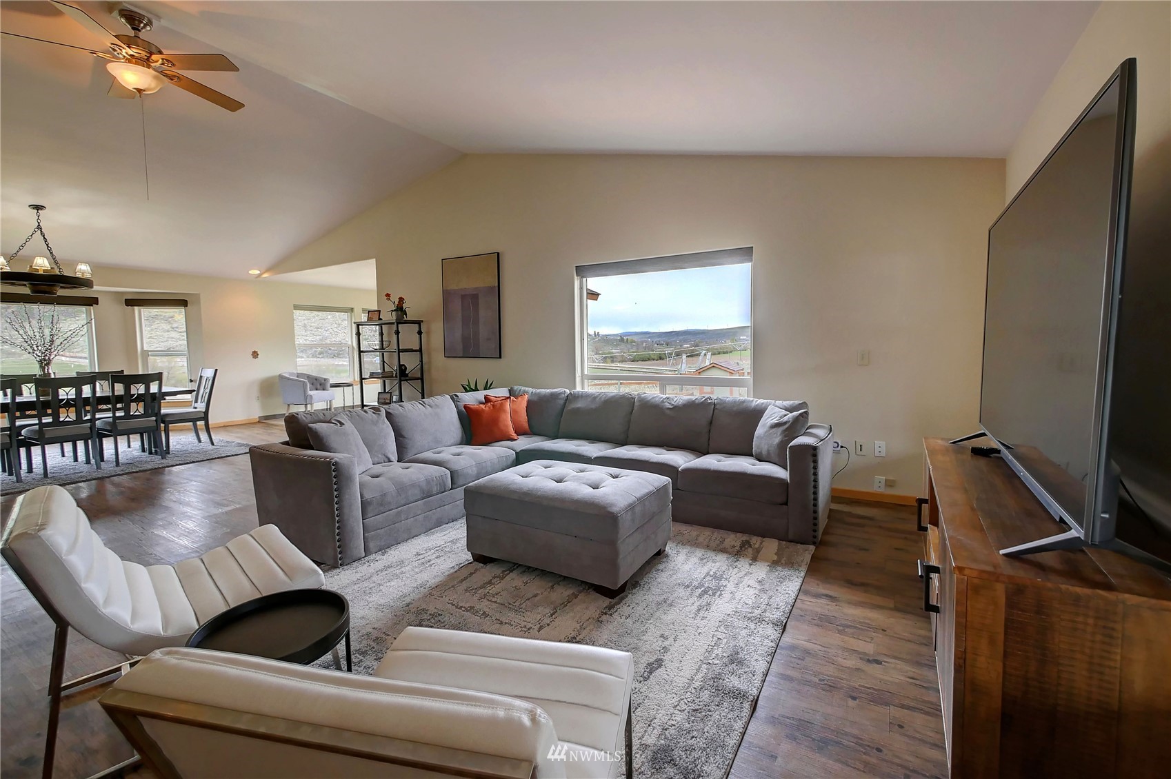196 Pharr Road Riverside, WA 98849 - Photo 9 of 40 a living room with furniture wooden floor and a flat screen tv