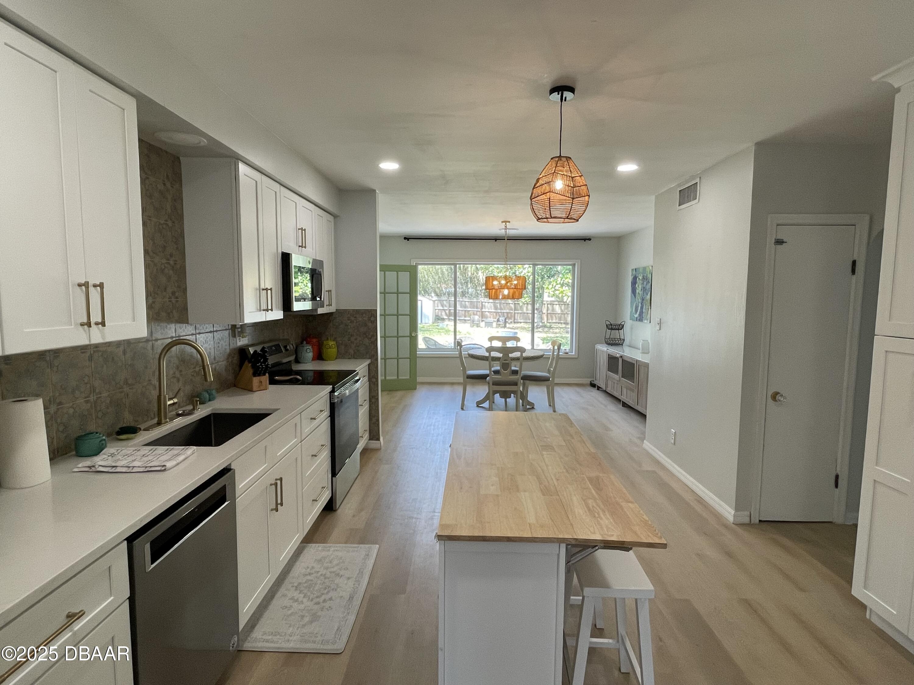 43 Warwick Avenue Ormond Beach, FL 32174 - Photo 5 of 32 a kitchen with granite countertop lots of counter top space