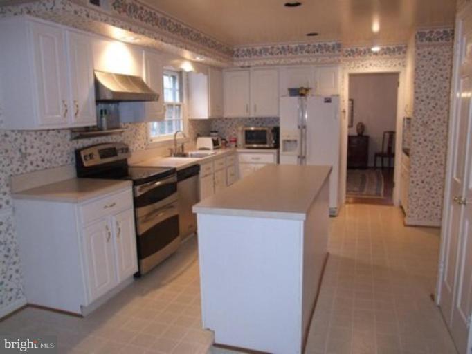1 Sky Ridge Court Potomac, MD 20854 - Photo 2 of 24 Kitchen