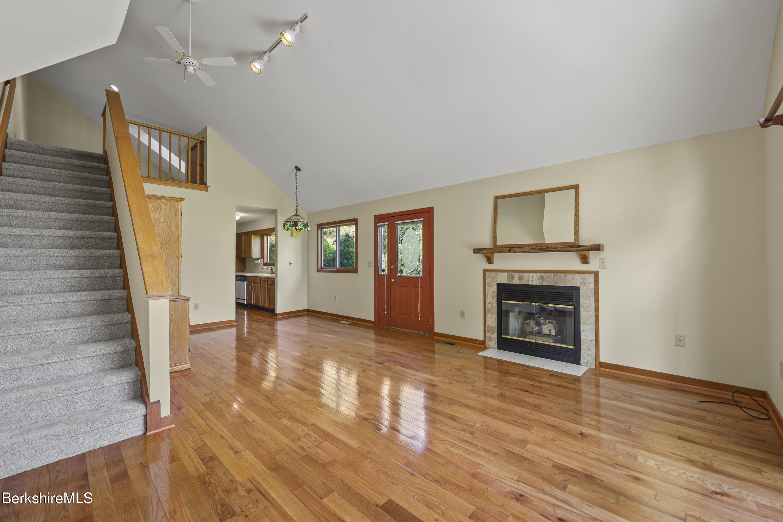 Pondview Drive, Unit H2 Pittsfield, MA 01201 - Photo 7 of 31 Living Room