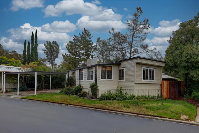 a view of house with a yard