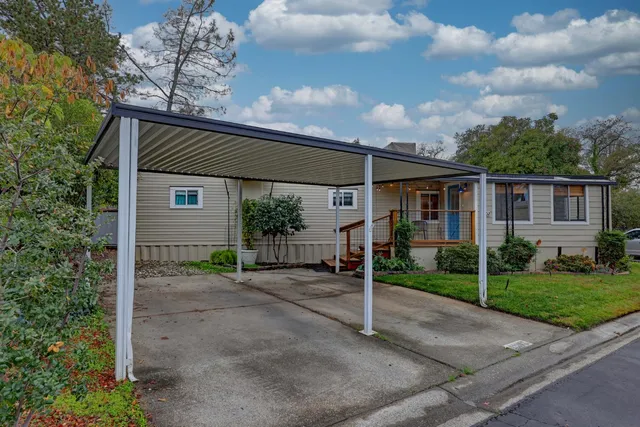 a view of a house with backyard and garden