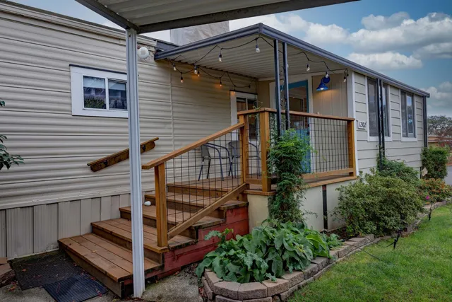 a view of entryway with a front door
