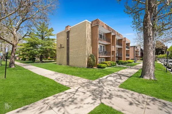 $194,900 | 6758 West 64th Place, Unit 23, Chicago, IL 60638