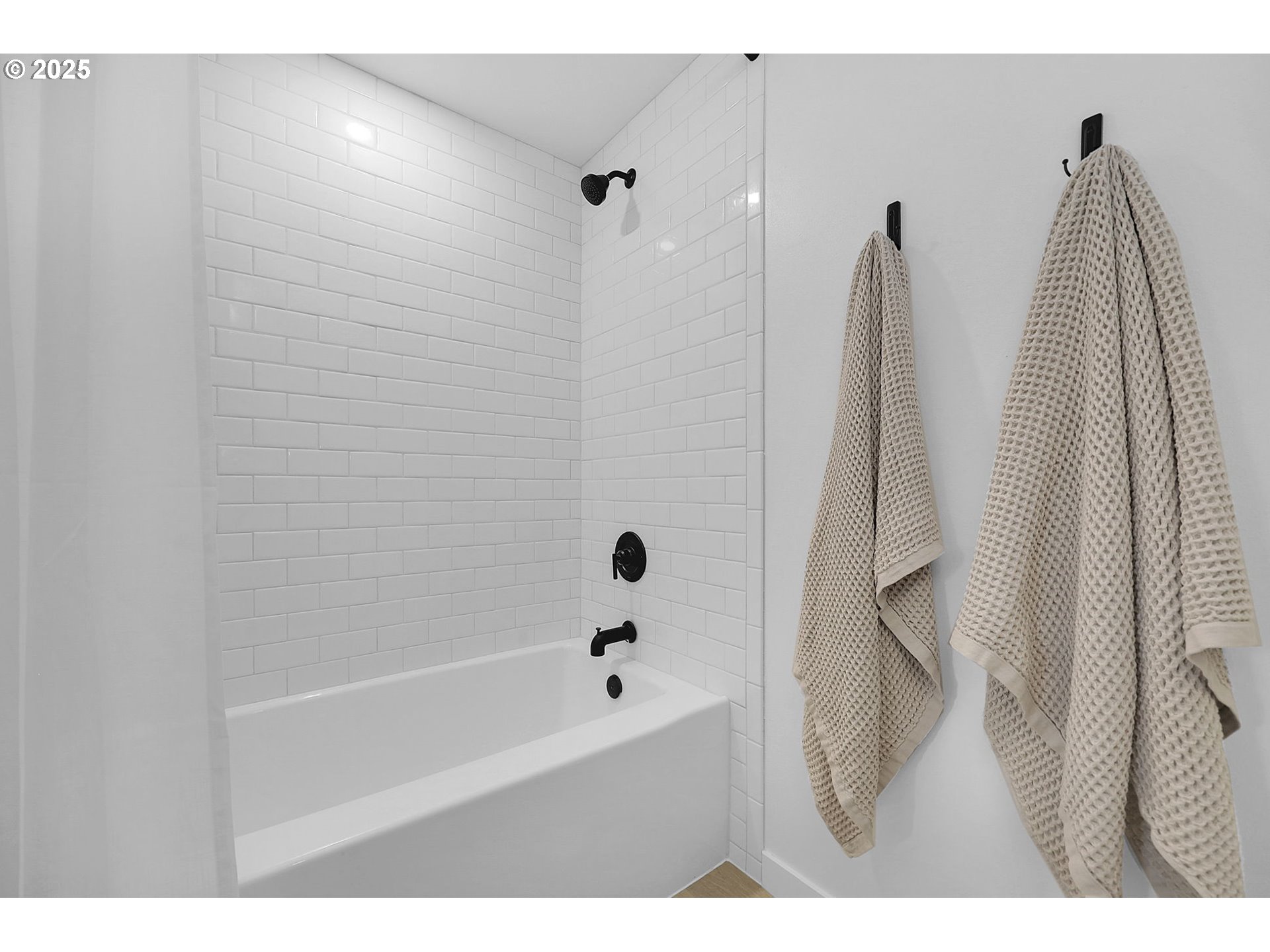 1090 Dixie Drive Springfield, OR 97478 - Photo 26 of 48 a bathroom with a shower and a tub