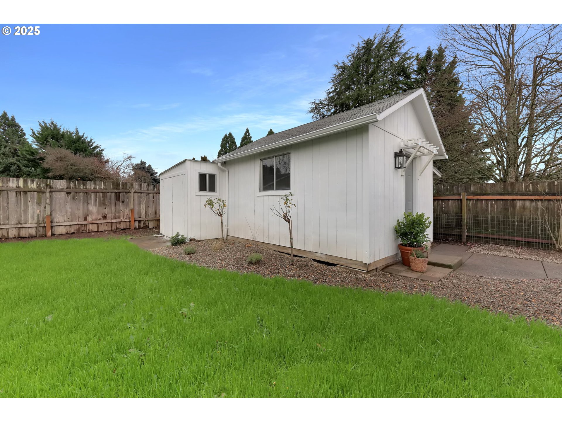 1090 Dixie Drive Springfield, OR 97478 - Photo 42 of 48 a backyard of a house with table and chairs