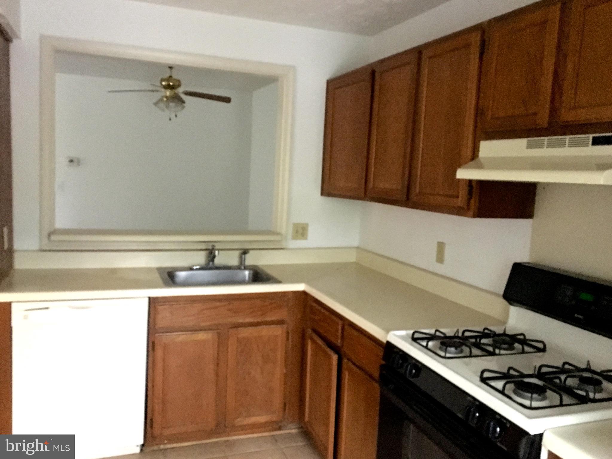 2271 Hunter's Run Drive, Unit 2271 Reston, VA 20191 - Photo 4 of 28 Kitchen