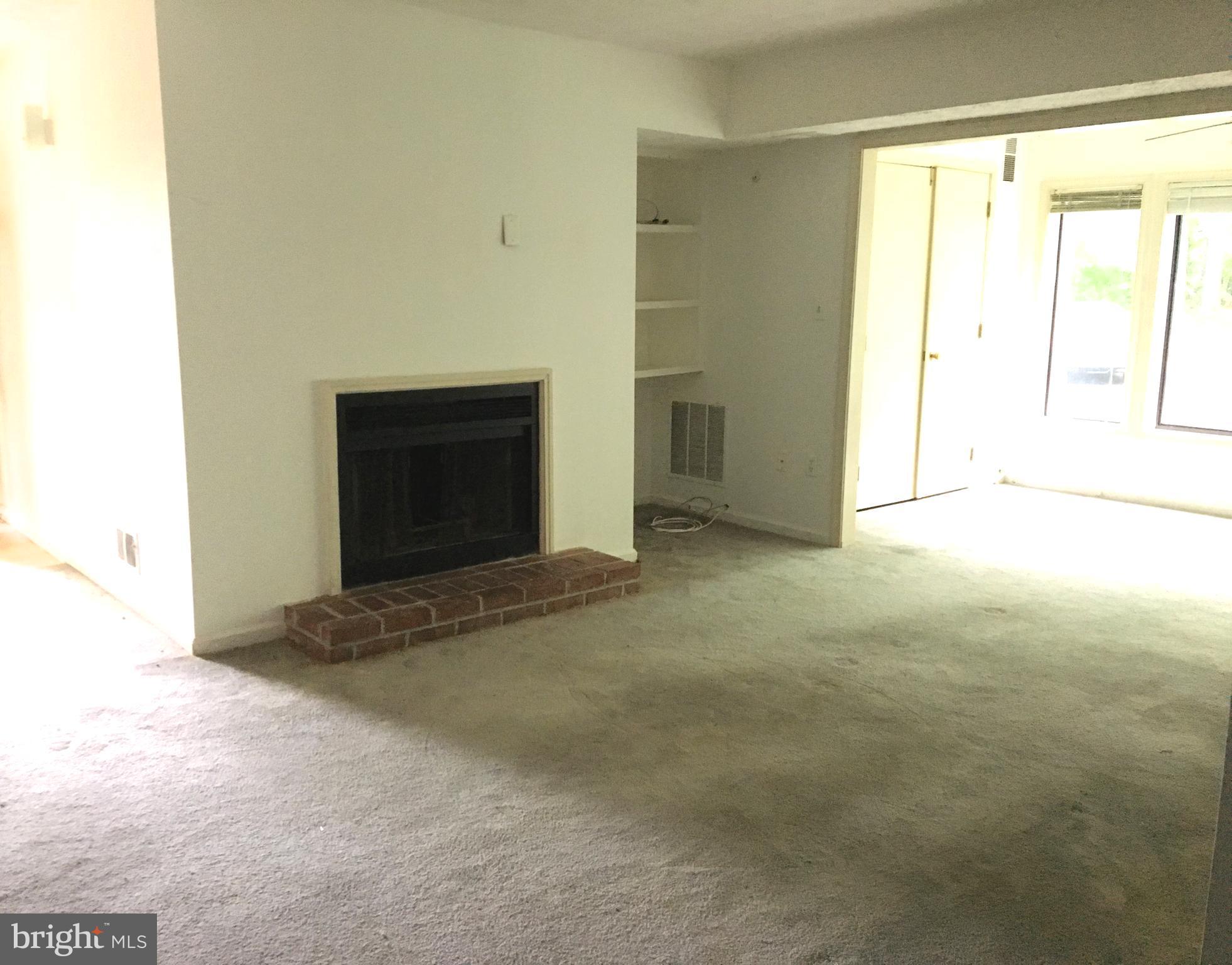 2271 Hunter's Run Drive, Unit 2271 Reston, VA 20191 - Photo 9 of 28 Living Room
