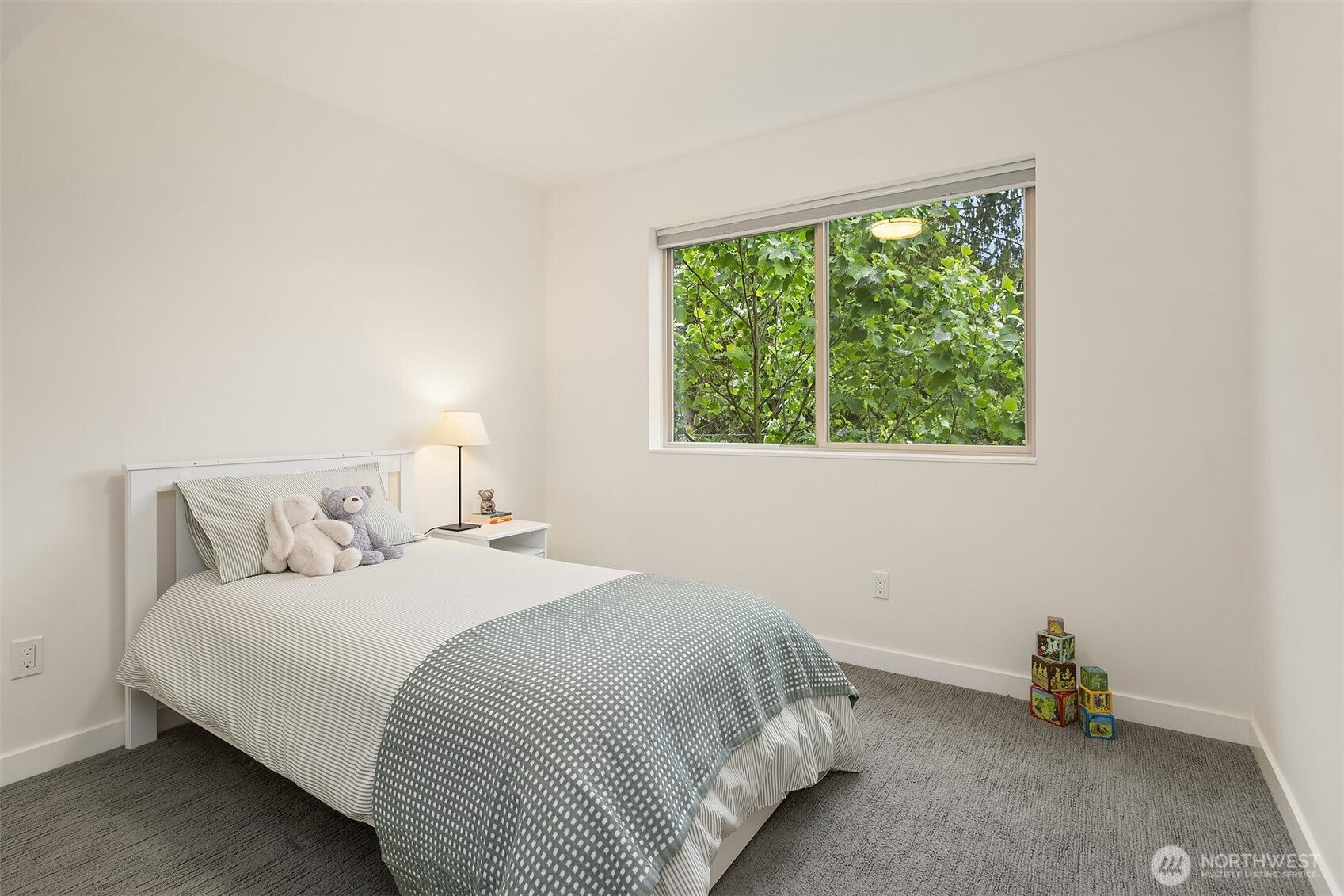 9230 Interlake Avenue North Seattle, WA 98103 - Photo 17 of 30