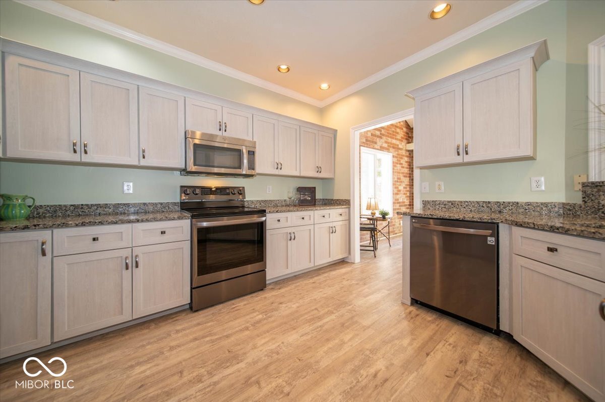 7300 Pymbroke Circle Fishers, IN 46038 - Photo 11 of 49