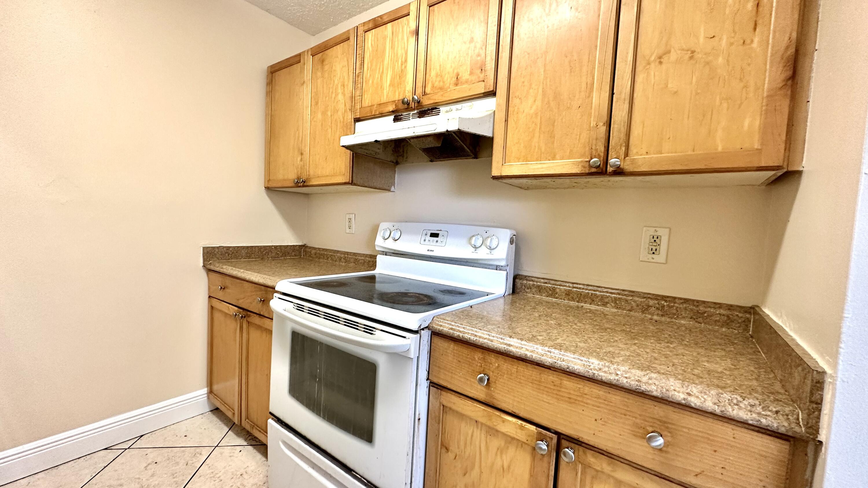 515 Meadows Circle Boynton Beach, FL 33436 - Photo 3 of 23 IMG_2368