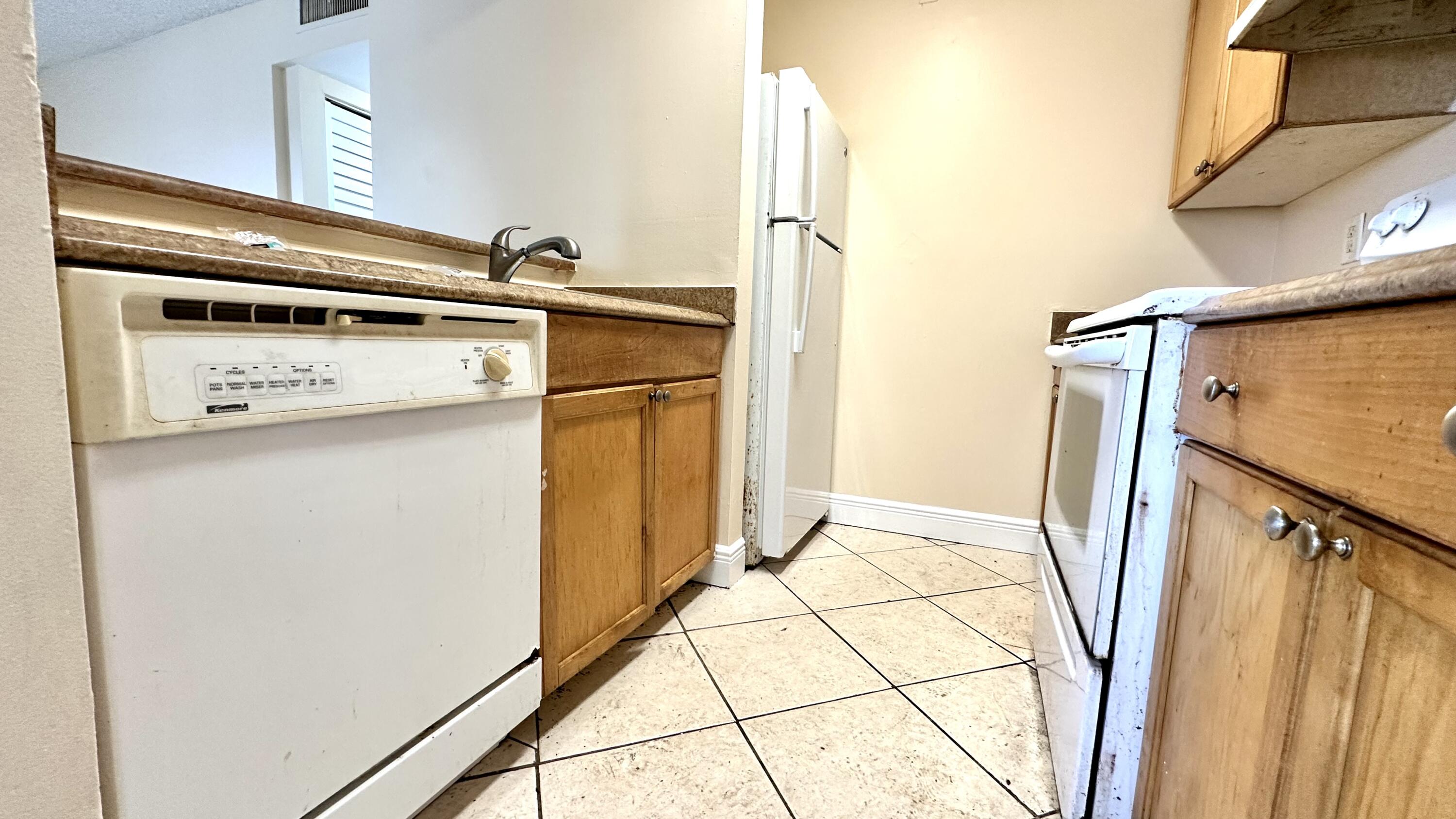 515 Meadows Circle Boynton Beach, FL 33436 - Photo 4 of 23 IMG_2369