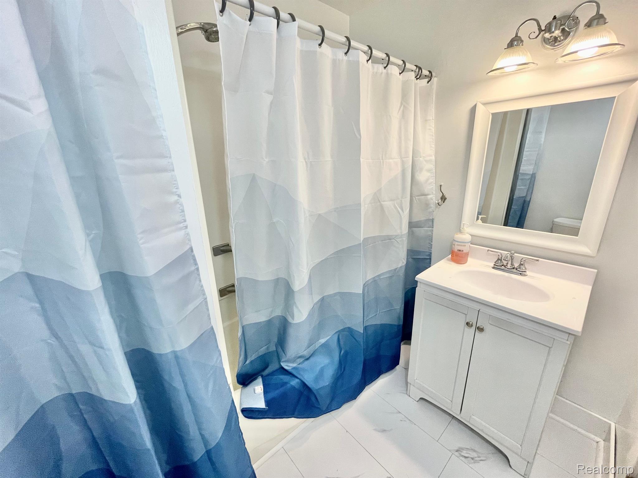 736 E. Grand Blanc Rd. Grand Blanc, MI 48439 - Photo 8 of 16 Full bath on main floor
