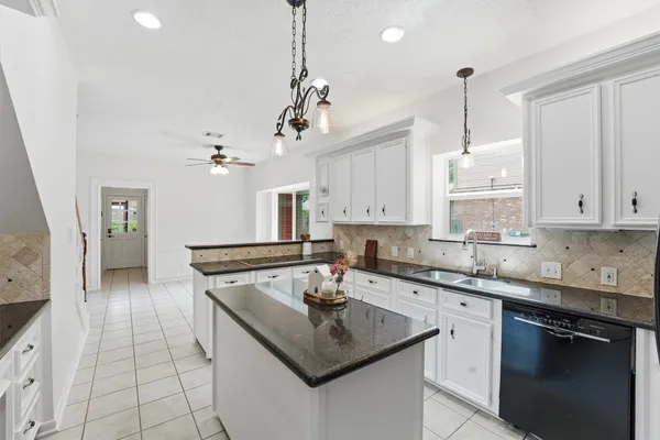 $700,000 | 29 Tanager Trail, The Woodlands, TX 77381