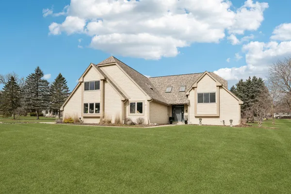 $674,900 | 221 Crystal Drive, Hartland, WI 53029
