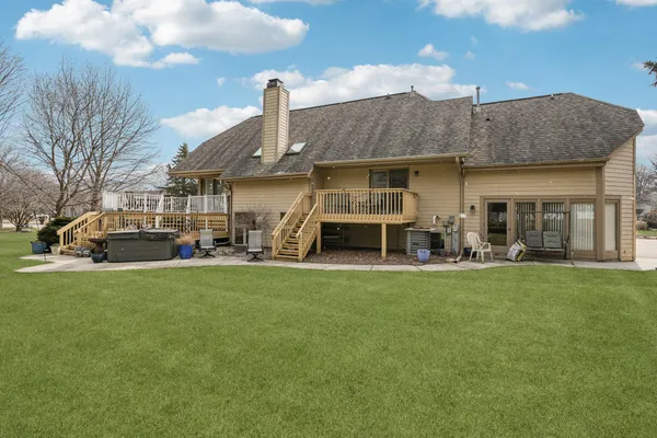 $674,900 | 221 Crystal Drive, Hartland, WI 53029