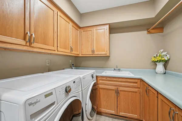 $674,900 | 221 Crystal Drive, Hartland, WI 53029