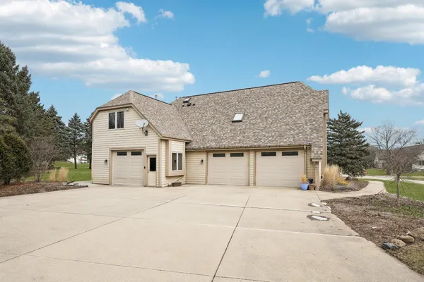 $674,900 | 221 Crystal Drive, Hartland, WI 53029