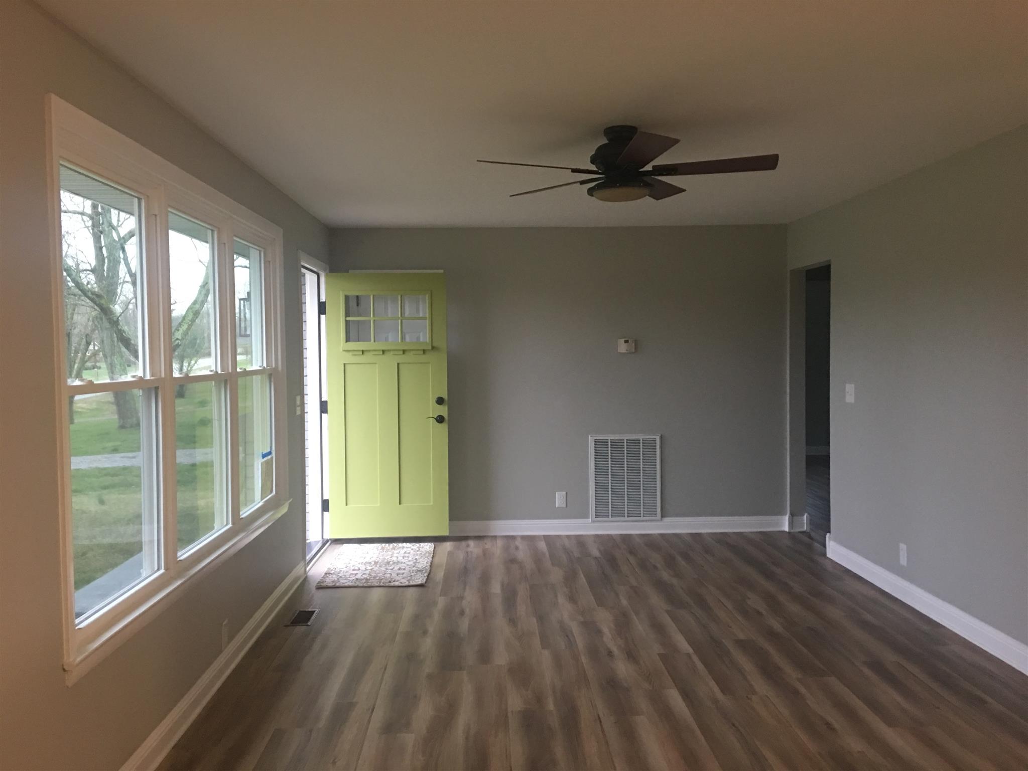 825 East Campbell Road Madison, TN 37115 - Photo 6 of 20 Large Living Room 26 'x 12' NEW windows and Laminate flooring throughout!