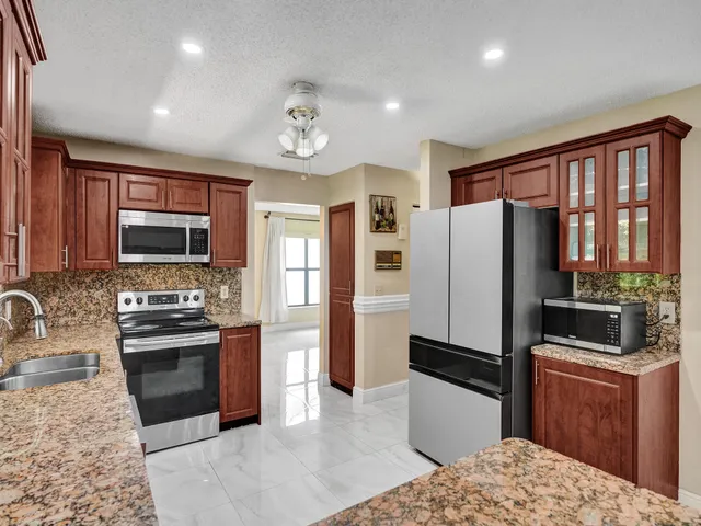a view of a livingroom with furniture and a livingroom