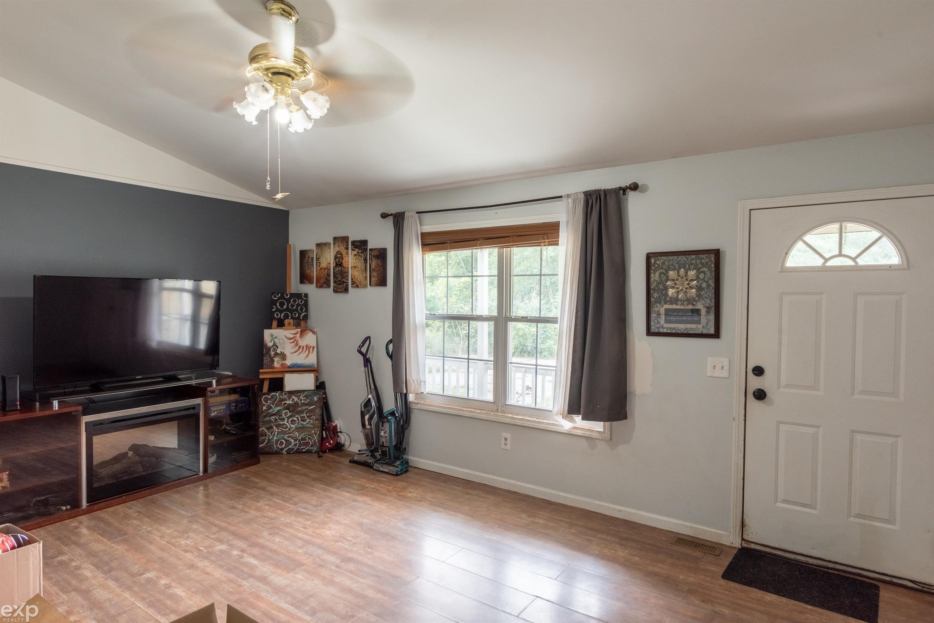 2070 Indian Road Lapeer, MI 48446 - Photo 5 of 16 50090578-4.JPG