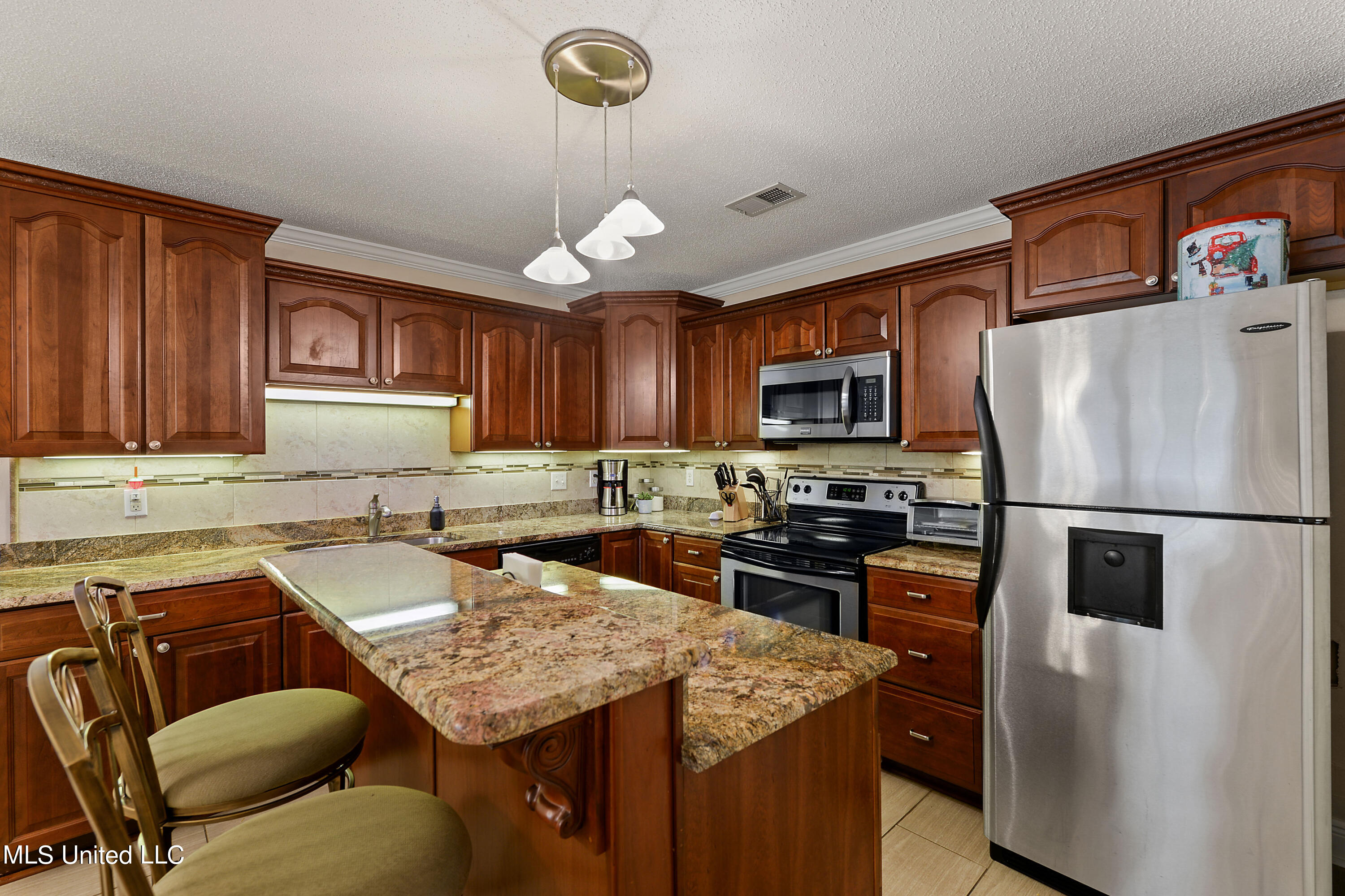 6205 Ridge Road Ocean Springs, MS 39564 - Photo 9 of 23 Kitchen and Bar area