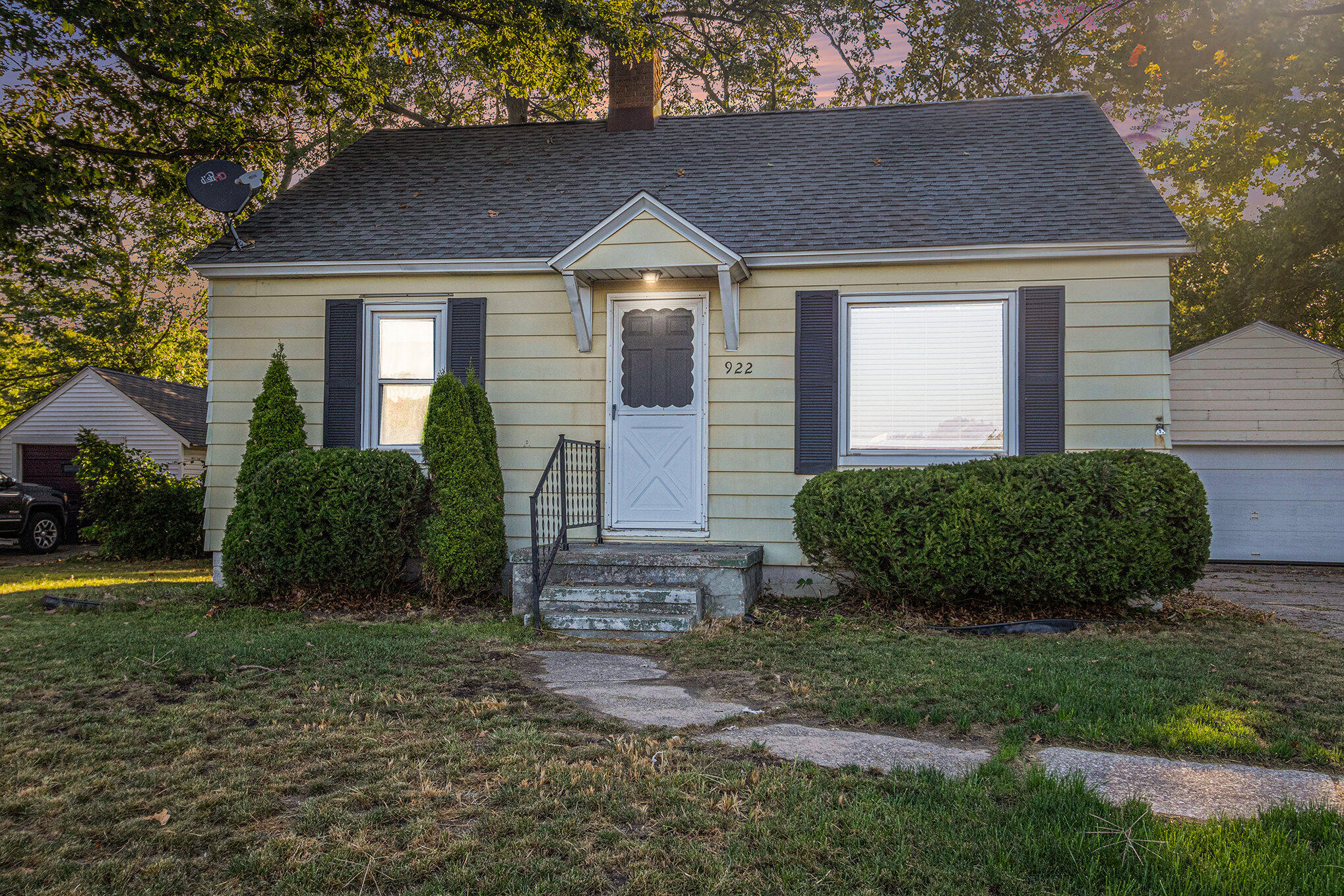 922 Quarterline Road Muskegon, MI 49442 - Photo 1 of 21 001_mhw_0629_6553-_twilight
