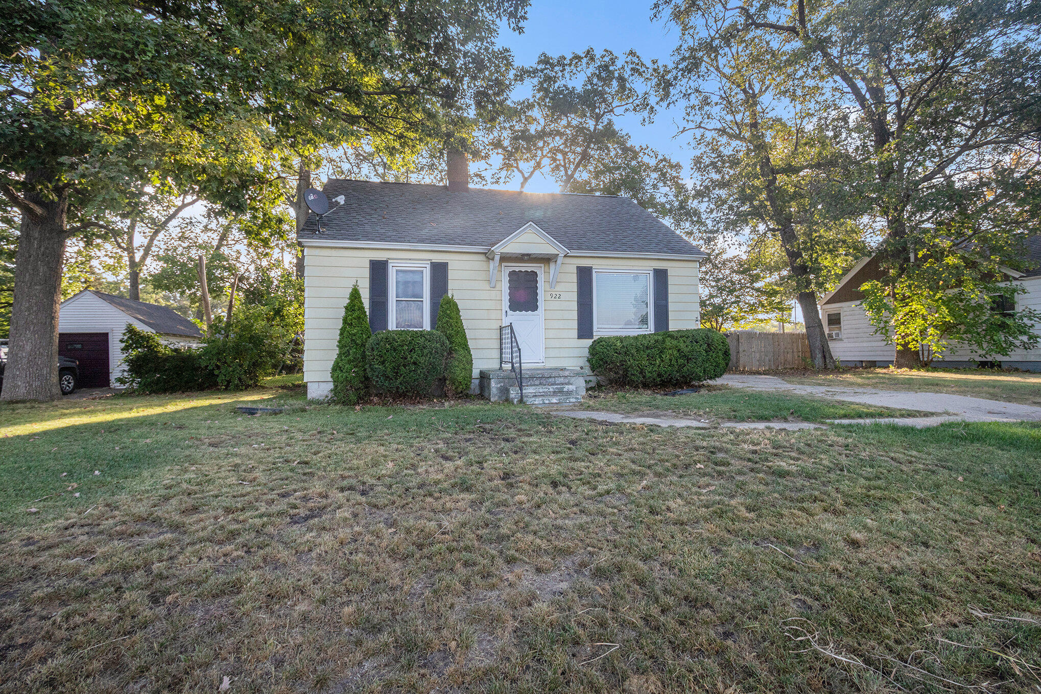 922 Quarterline Road Muskegon, MI 49442 - Photo 2 of 21 002_mhw_0629_6555