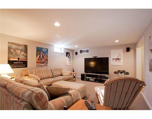 32 Crescent Shore Road Raymond, ME 04071 - Photo 18 of 25 Den/Family/Great Room.