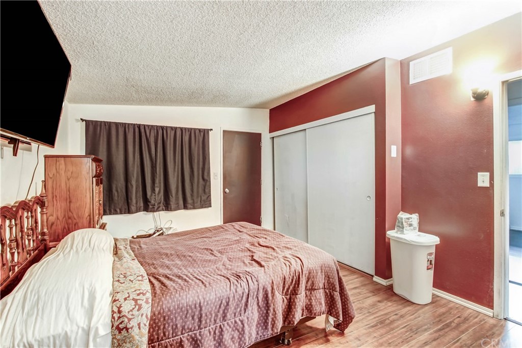 61495 La Jolla Drive Joshua Tree, CA 92252 - Photo 17 of 21 a bedroom with a bed and a flat screen tv