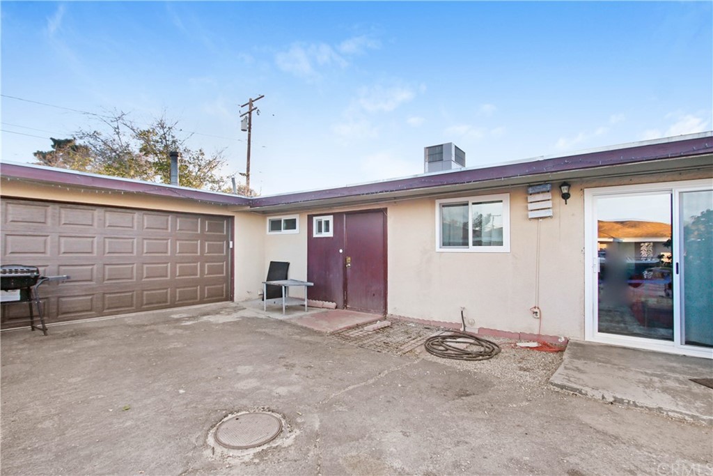 61495 La Jolla Drive Joshua Tree, CA 92252 - Photo 4 of 21 front view of a house with a patio