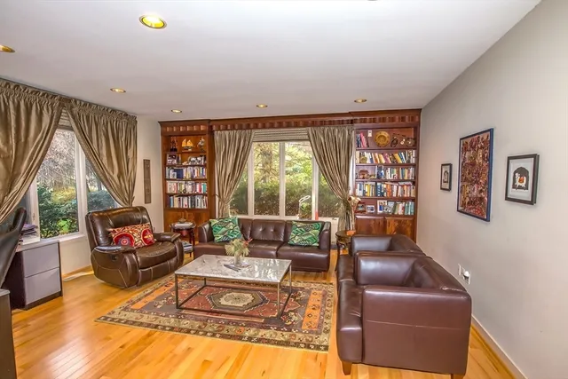 $989,900 | 70 Tennyson Drive, Longmeadow, MA 01106