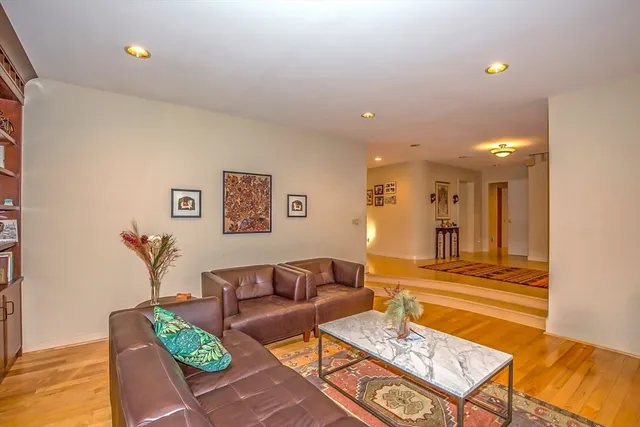 $989,900 | 70 Tennyson Drive, Longmeadow, MA 01106