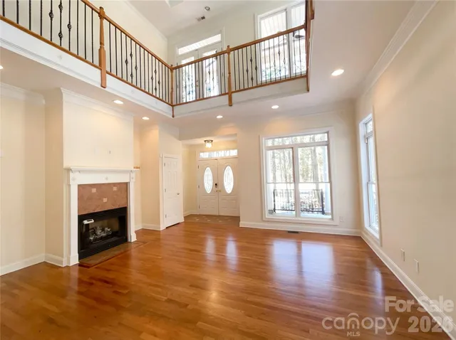 a view of an entryway with a livingroom