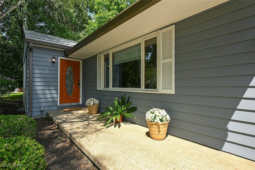 351 North Messner Road Akron, OH 44319 - Photo 42 of 44 *CUTE ENTRYWAY ~