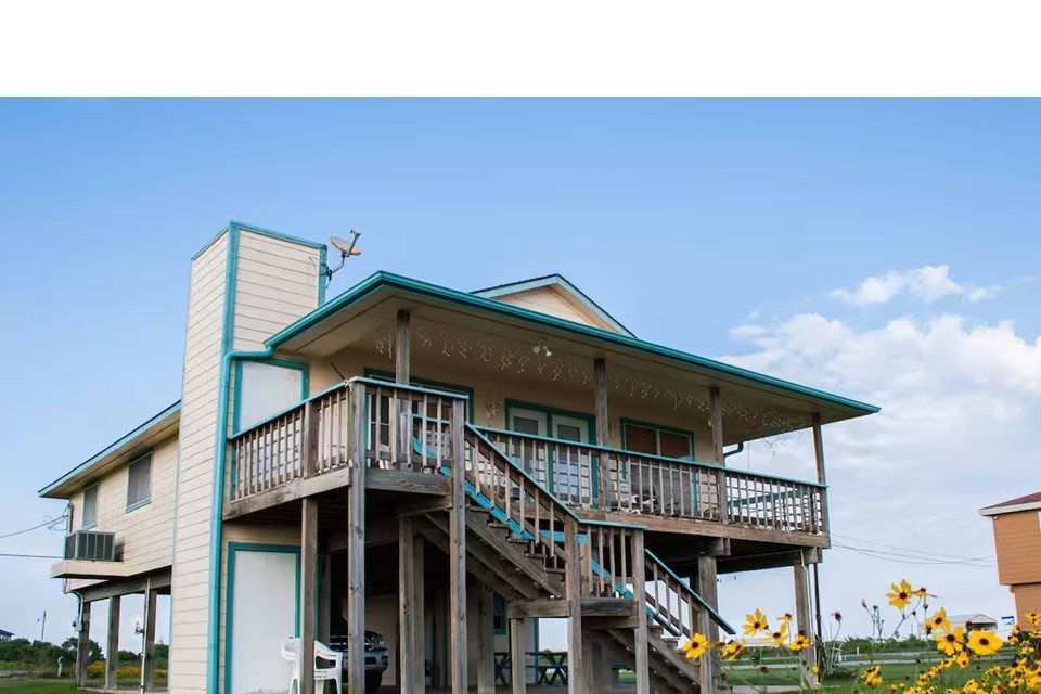 460 616th Sargent, TX 77414 - Photo 2 of 23 a front view of a house
