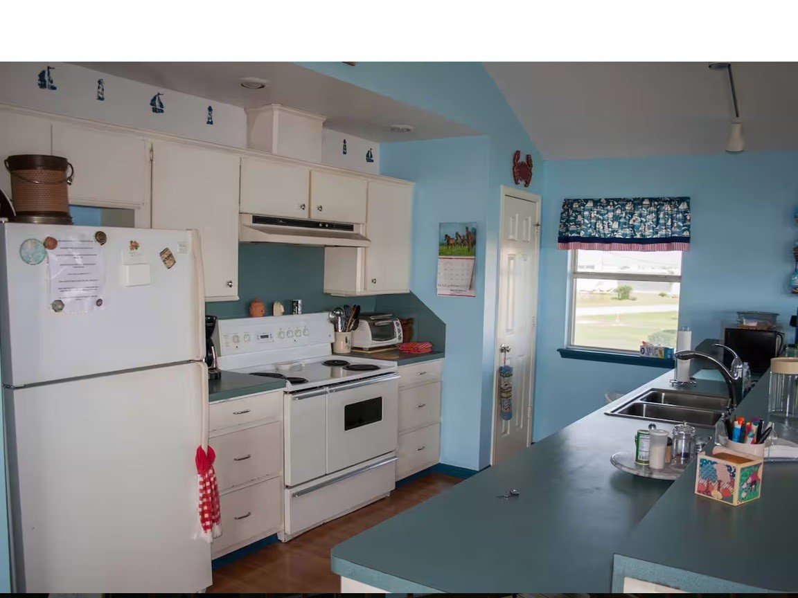 460 616th Sargent, TX 77414 - Photo 7 of 23 a kitchen with stainless steel appliances a stove a refrigerator and cabinets