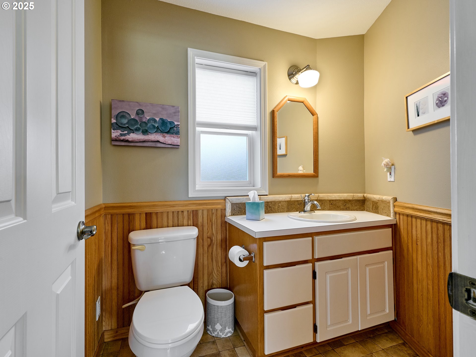 920 Hermanson Street Woodburn, OR 97071 - Photo 14 of 48 a bathroom with a toilet sink and mirror