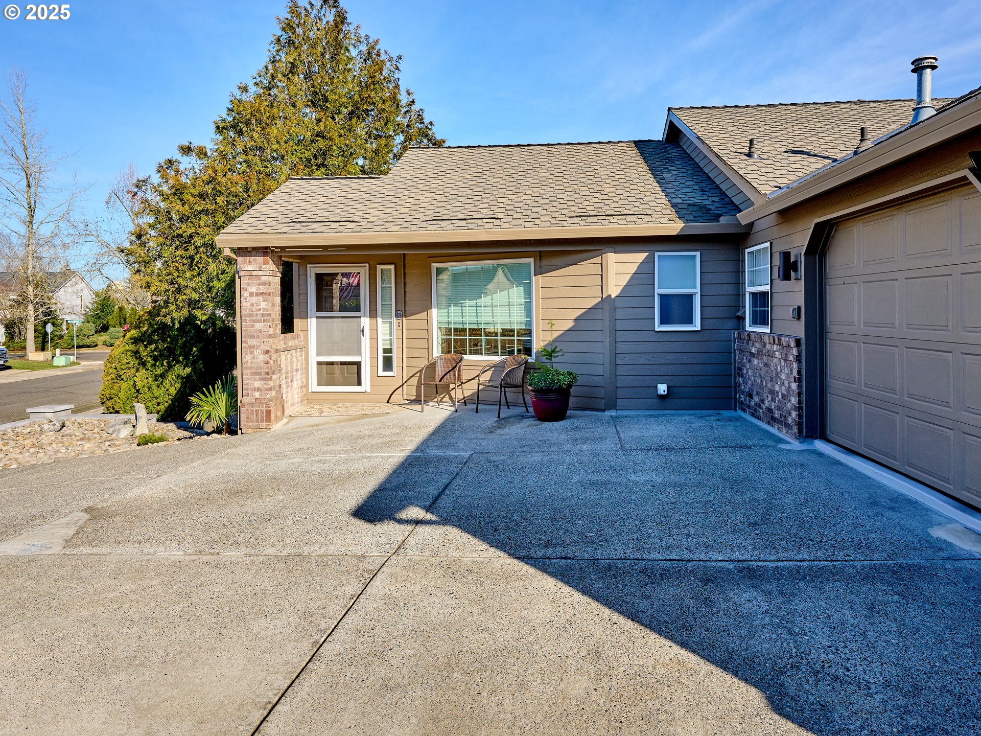 920 Hermanson Street Woodburn, OR 97071 - Photo 2 of 48 a front view of a house with garden