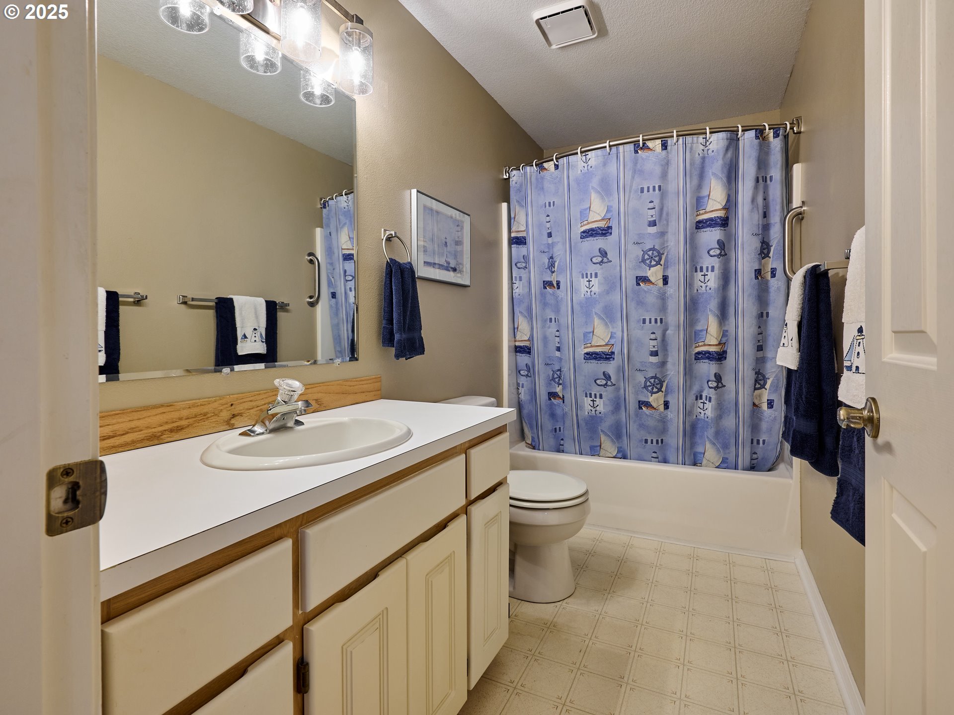 920 Hermanson Street Woodburn, OR 97071 - Photo 25 of 48 a bathroom with a sink a toilet and shower