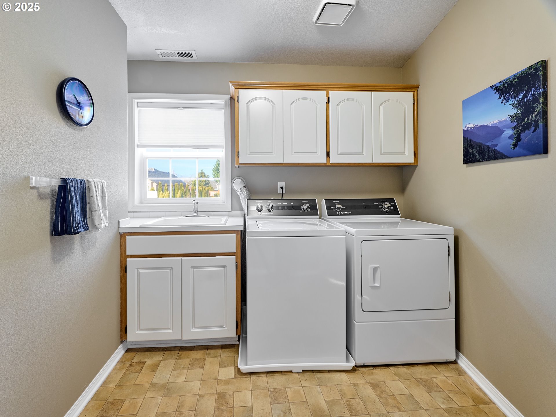 920 Hermanson Street Woodburn, OR 97071 - Photo 26 of 48 a view of cabinets and window