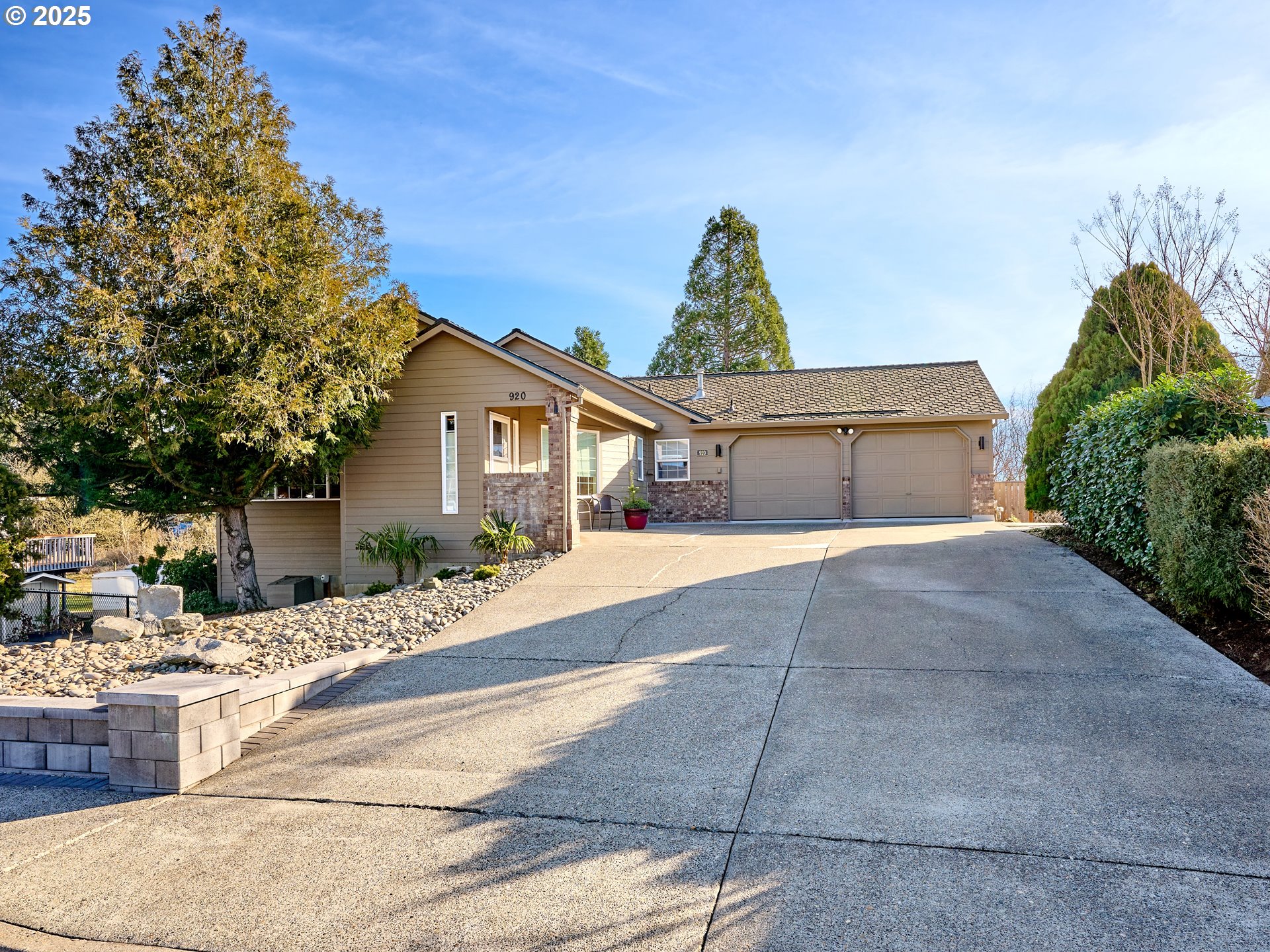 920 Hermanson Street Woodburn, OR 97071 - Photo 44 of 48 a front view of a house with a yard