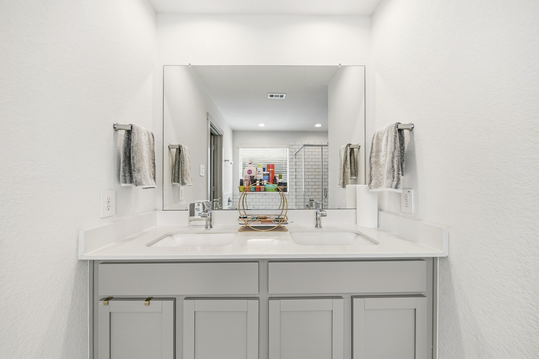 8210 Buck Lane Rosharon, TX 77583 - Photo 20 of 30 Double vanity setup providing convenience and extra storage space.