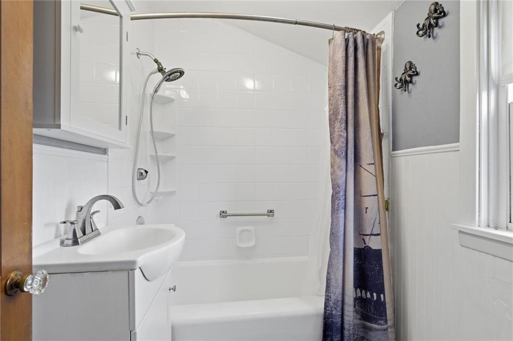 81 Coraopolis Road Coraopolis, PA 15108 - Photo 31 of 50 Full bathroom upstairs