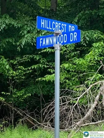 a sign that is sitting on a brick wall