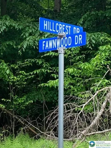 a sign that is sitting on a brick wall