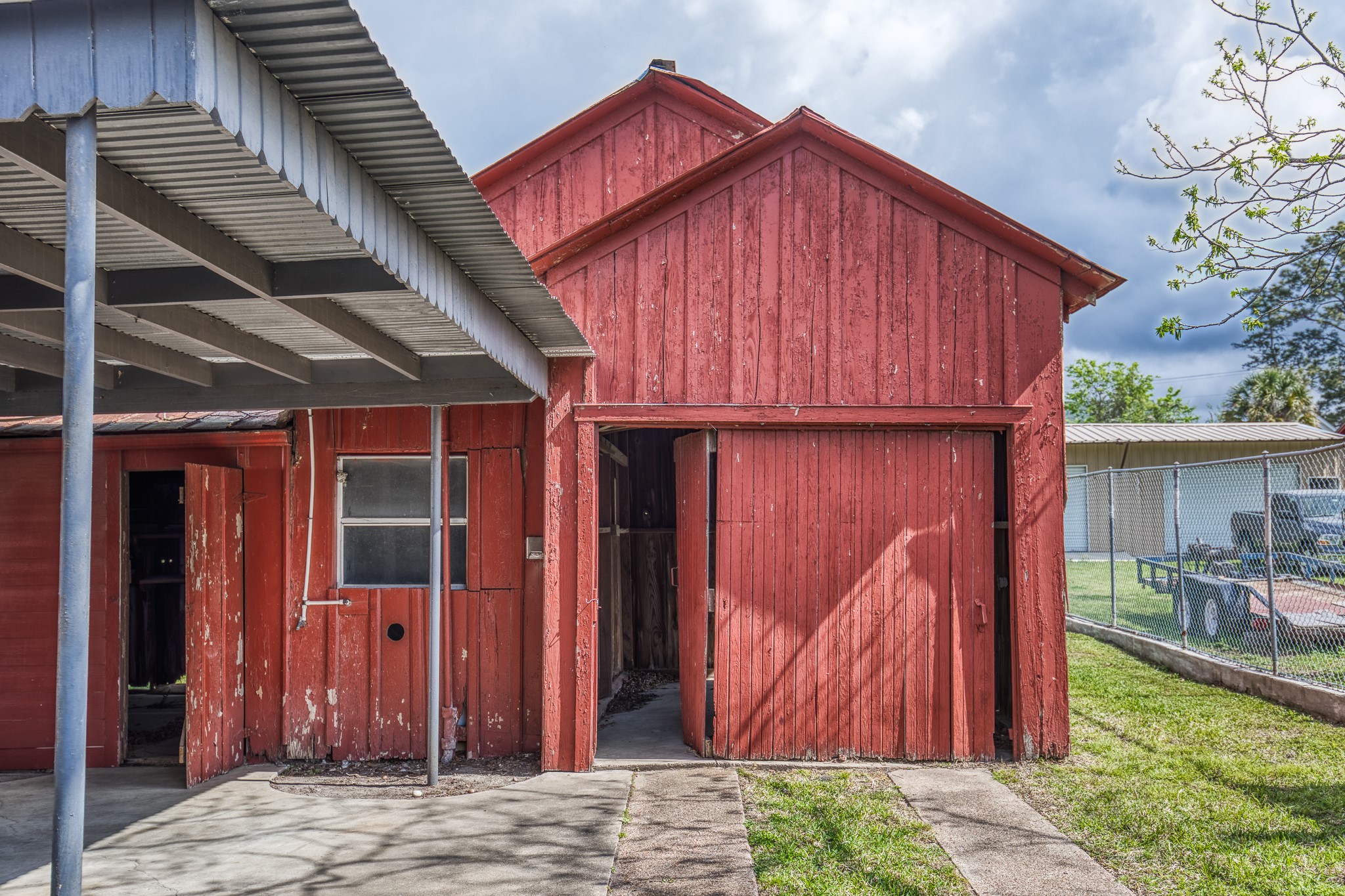 404 West Main Street Bellville, TX 77418 - Photo 27 of 36 a front view of a house with garden